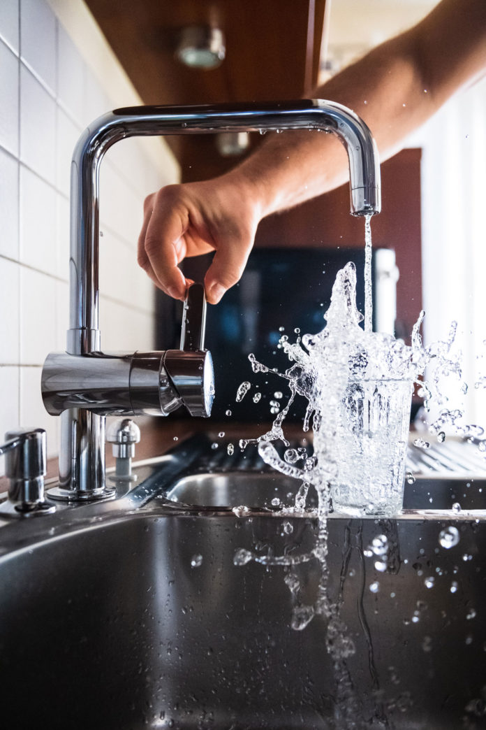 jacek-dylag-Vve7XkiUq_Y-unsplash-web water tap
