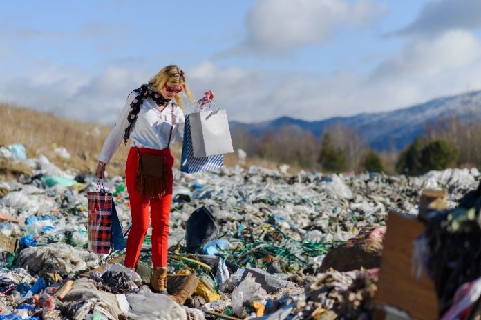 Fashionable modern woman on landfill with shopping bags, consumerism versus pollution concept. SSUCv3H4sIAAAAAAAACnSSy27DIBBF95X6DxbrWPX7kWUrdd1dF1UXYzyOUTBEgFNFUf69YOyUSu3OcwbfmXvh+vgQRaQDzSjZR1dX2ZpxPmujwDApLE52K1coelQhOau8SkIALKywZ0YqBjyEHRg6CpjQQjFz7vBtaRJtwMwatdtlRRQMHqyGh3cJv/CHr6OtsTTtH7ZF3lCeOJJd0NFz5zrvckJBNu7n/CPyjDCby9Mr6NFl8YfYC5dmZOLwo+c/Pu+JHFDQy+IocKqQI3inqwlStgMdSlrHNU27uEgpxm2T0Tjrq6Jqk6aDvl6meGly/DKopjArmHsmg5jOkgJ3B/JgMrATKPj130kx6iz8EOtpuehNicpZGOVckC0EwqU8QWcj3keDHYMbH0Fre7zfeDCb2mclp2COkGbJYFUlvb1tV6Z5XuZ125ZFWiV5mxbFesC/kJFZnWWdTcjW9Mj60BVzG5AmqZOkaau4HFKIC6ybGKx03DVDVtCqwSwrbaq3bwAAAP//AwBWN6UGCgMAAA==