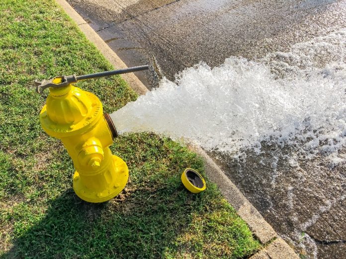 AdobeStock_381012684 hydrant gushing water